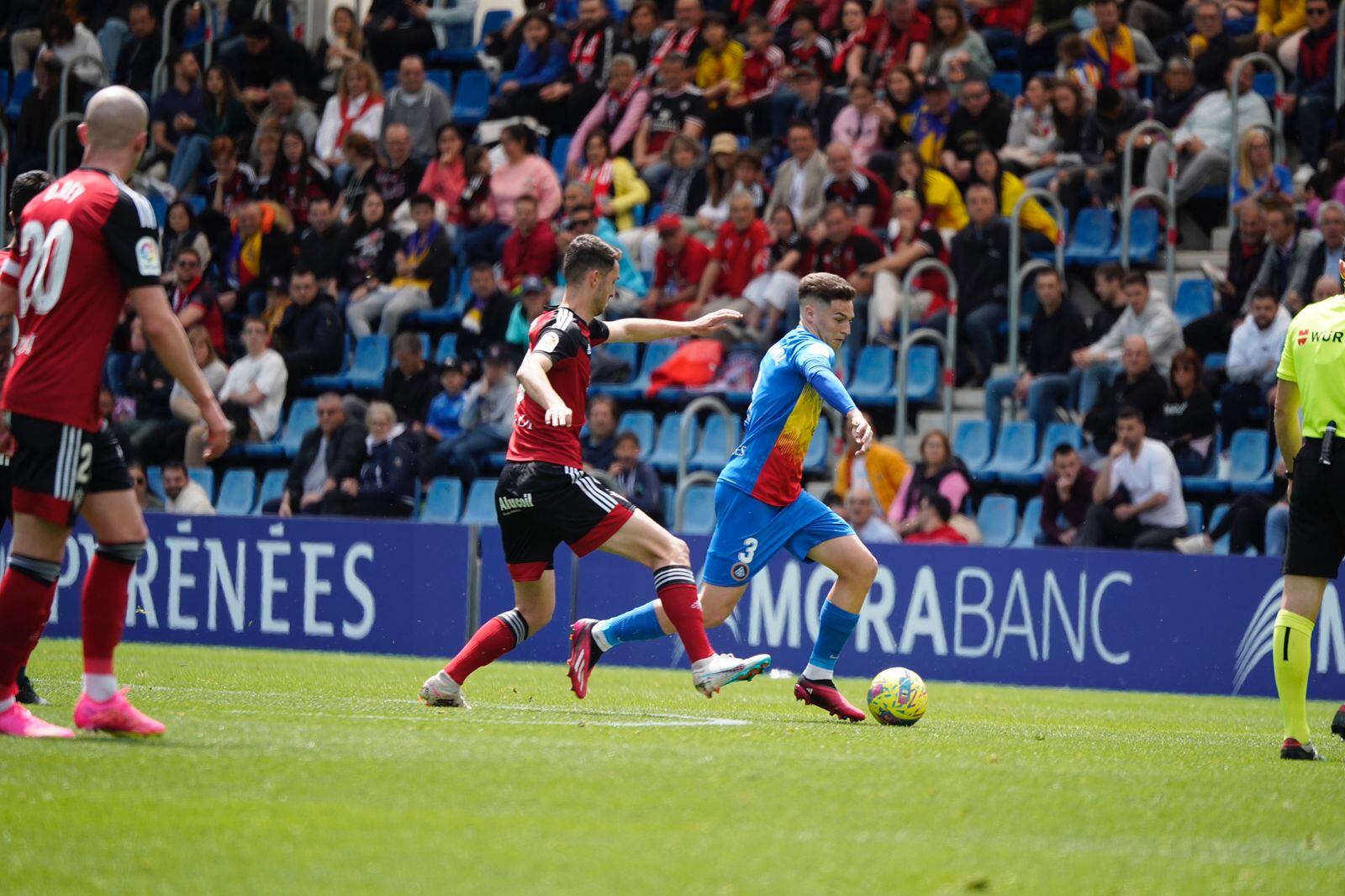 Una de les jugades del FC Andorra durant el partit disputat contra el Mirandés dissabte a l'Estadi Nacional.
