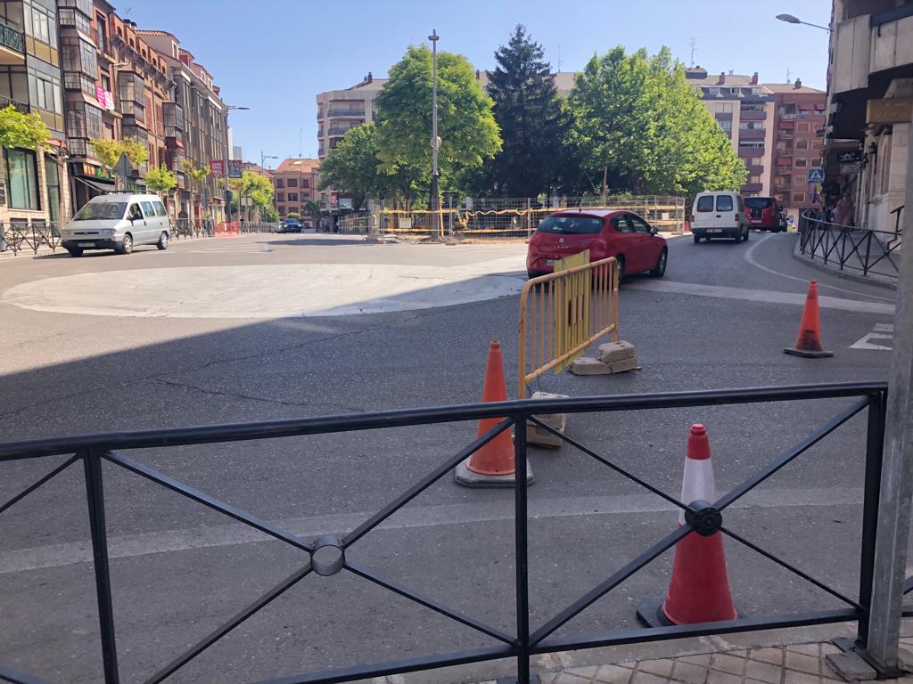 Rotonda en entrada a Jardines de Don Diego con cortes por obras