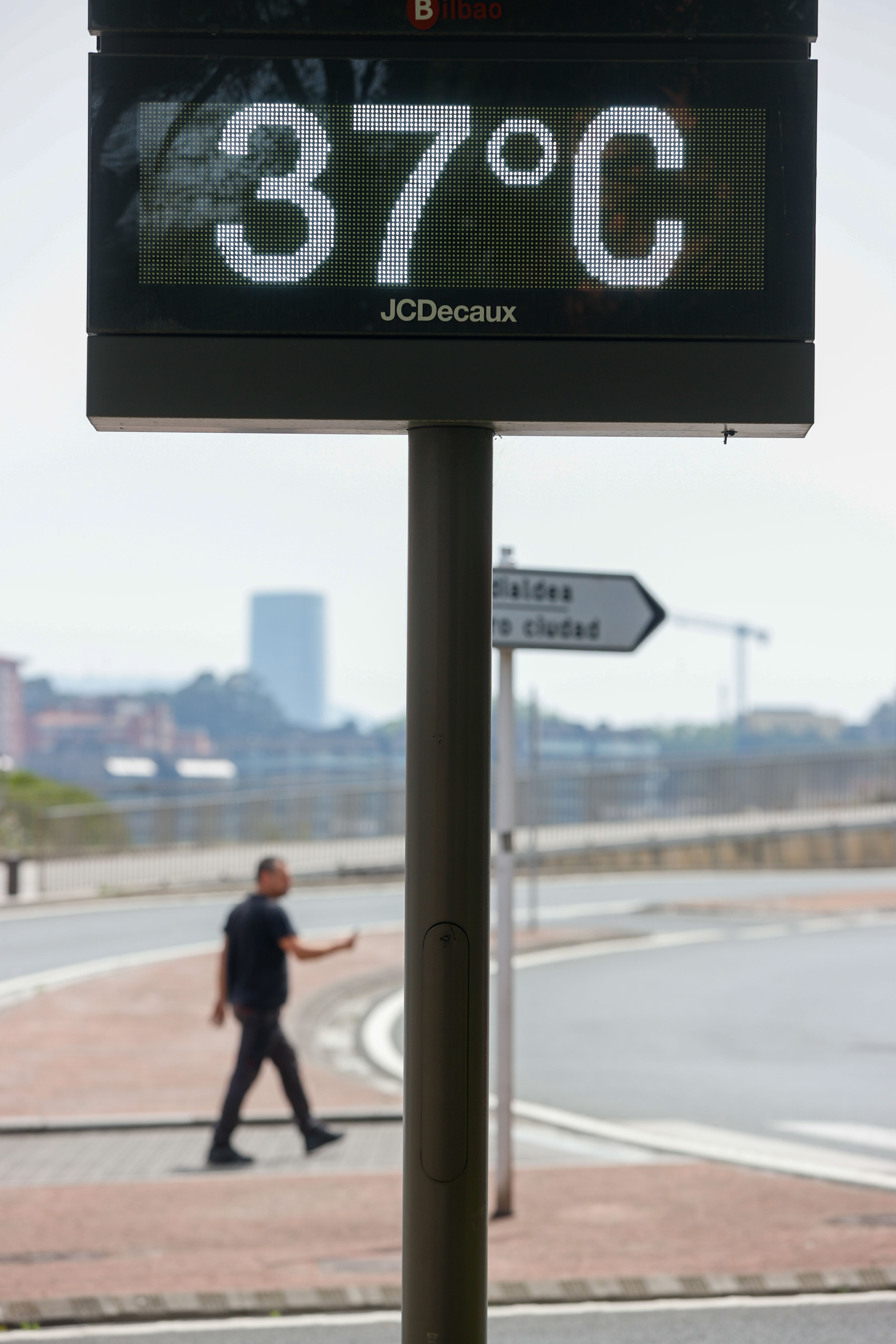 Se recomienda también evitar la exposición al sol, aumentar la ingesta de líquidos y no realizar esfuerzos físicos en las horas de máxima temperatura.