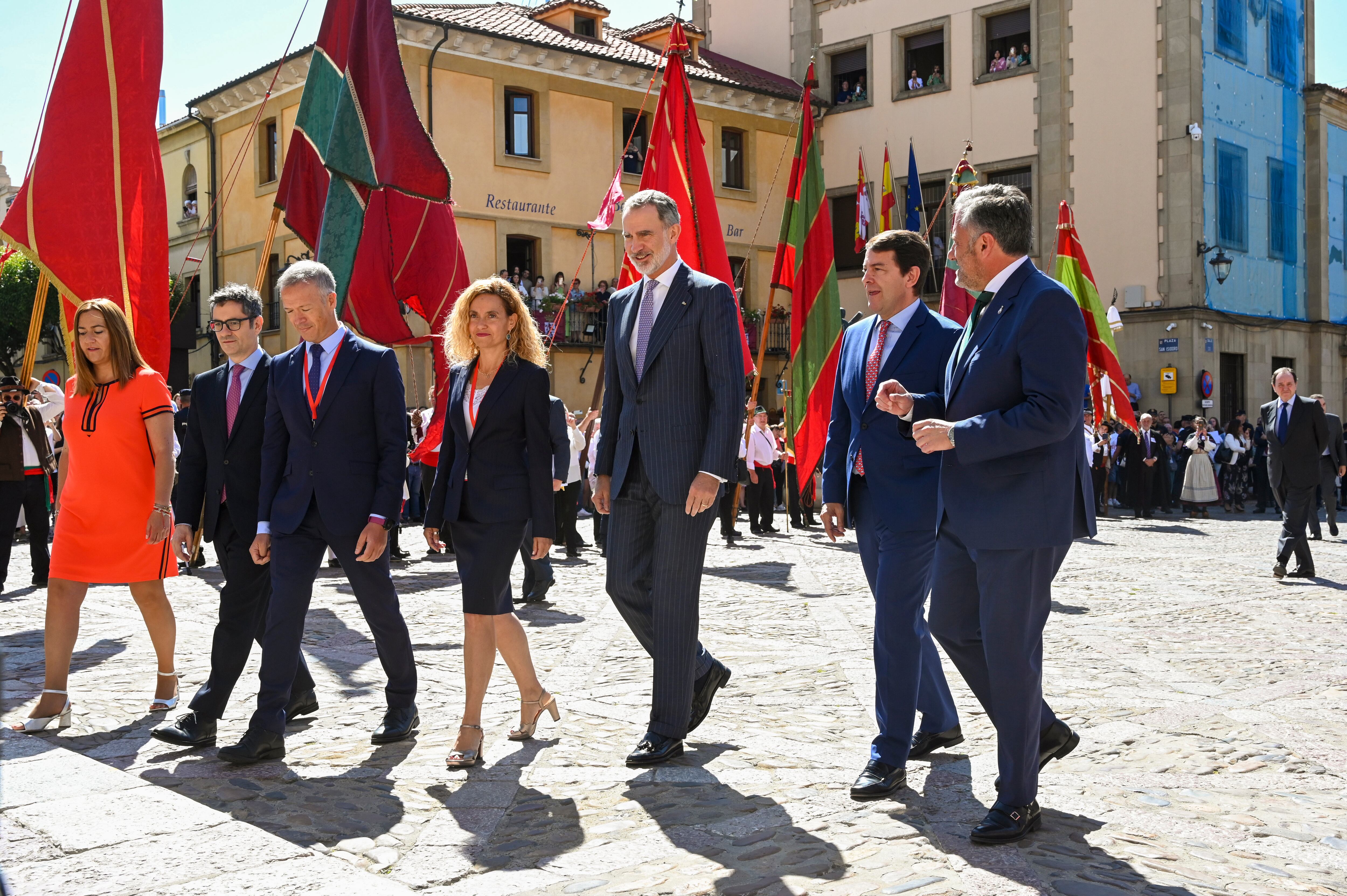 LEON, 30/06/2023.- El rey Felipe VI (c) es recibido por la delgada del Gobierno en Castilla y León, Virgina Barcones (i), el ministro de Presidencia, Félix Bolaños (2i), el presidente del Senado, Ander Gil (3i), la presidenta del Congreso, Meritxel Batet (4i), el presidente de la Junta de Castilla y León, Alfonso Fernández Mañueco (2d), y el presidente de las Cortes de Castilla y León, Carlos Pollán (d), a su llegada a la conferencia internacional de Parlamentarismo en la Unión Europea, este viernes en León. .EFE/J.Casares
