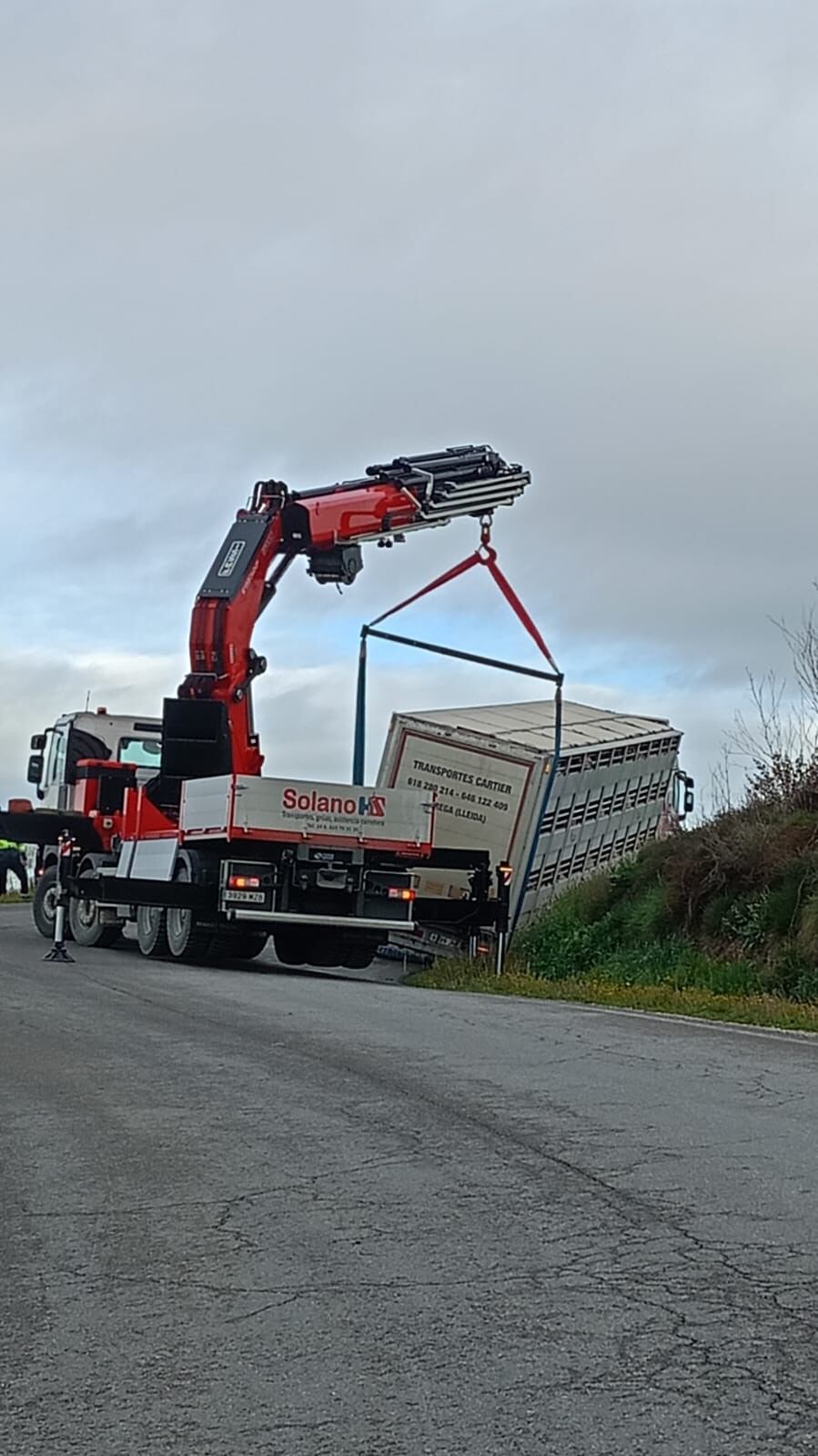 Trabajos de retirada del camión accidentado este miércoles