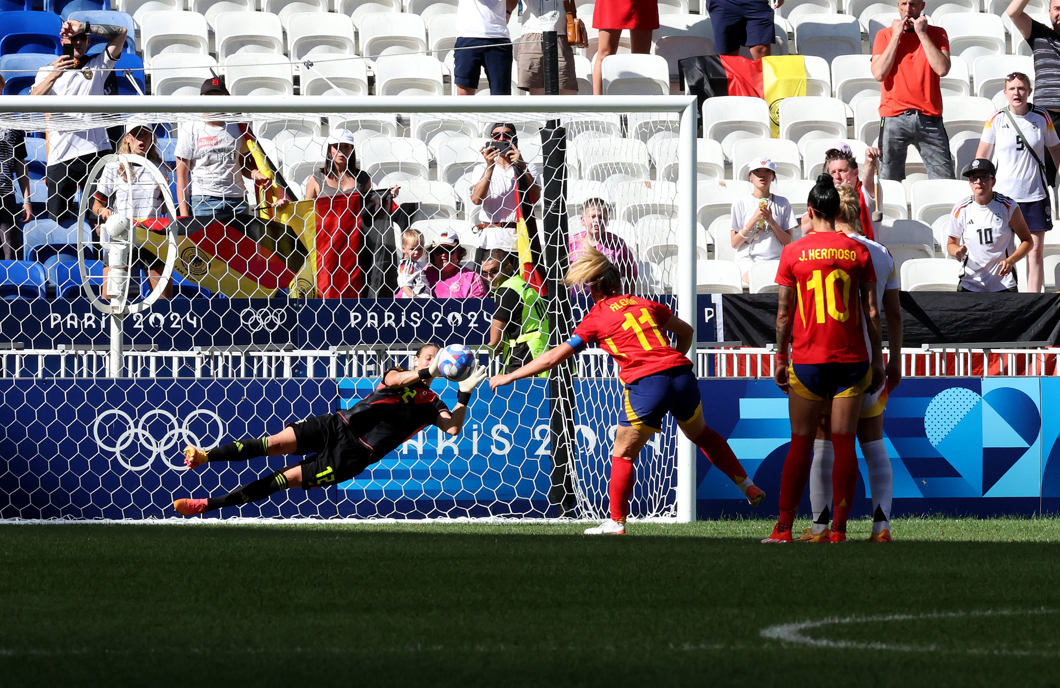 Ann-Katrin Berger salva el penalti de Alexia Putellas en el España-Alemania