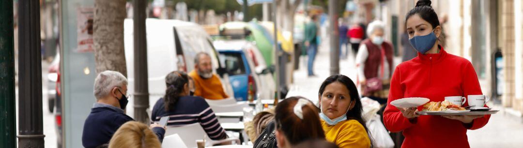 Varias personas en la terraza de un bar