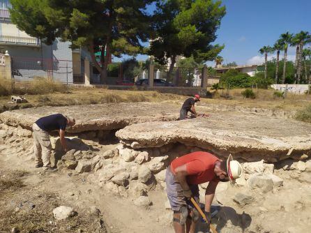 Operarios trabajando en el yacimiento romano de Lucentum