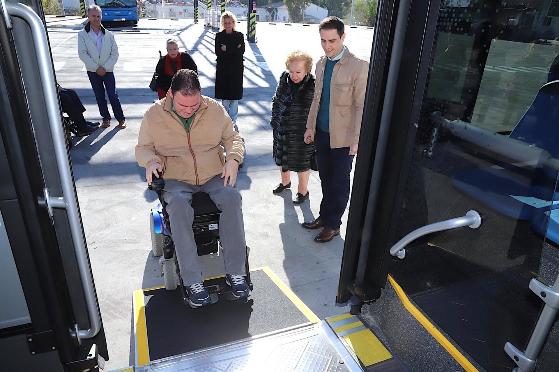 Sistema de doble rampa de los nuevos autobuses en Jerez