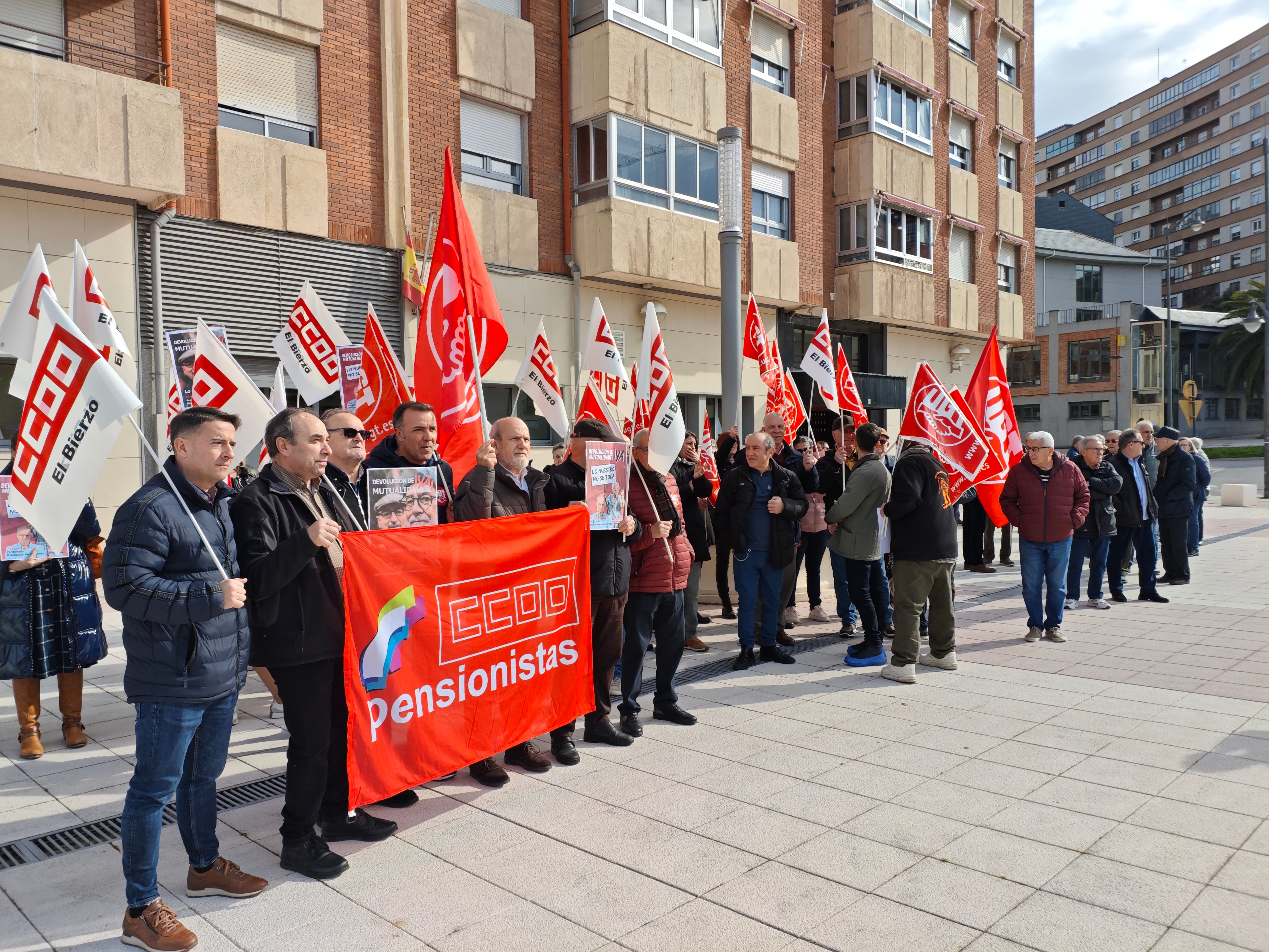 Protesta frente a las puertas del edificio de Hacienda en Ponferrada