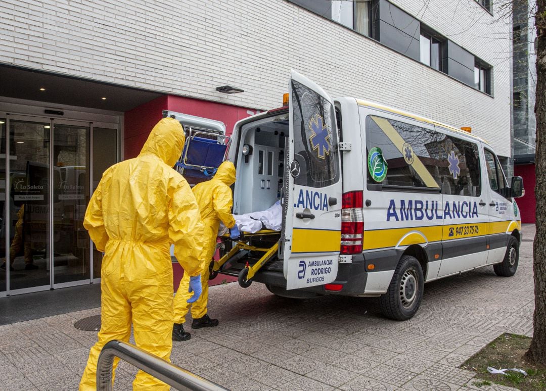 Personal sanitario acude a la residencia afectada