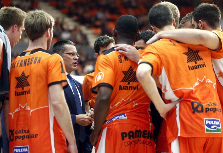 El entrenador del Valencia Basket, Pedro Martinez, conversa con sus jugadores durante el partido de la jornada 29 de la liga Endesa de baloncesto que disputan esta tarde contra el Iberostar Tenerife en el pabellón Fuente San Luis. 