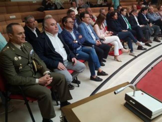 Autoridades civiles y militares han asistido al debate