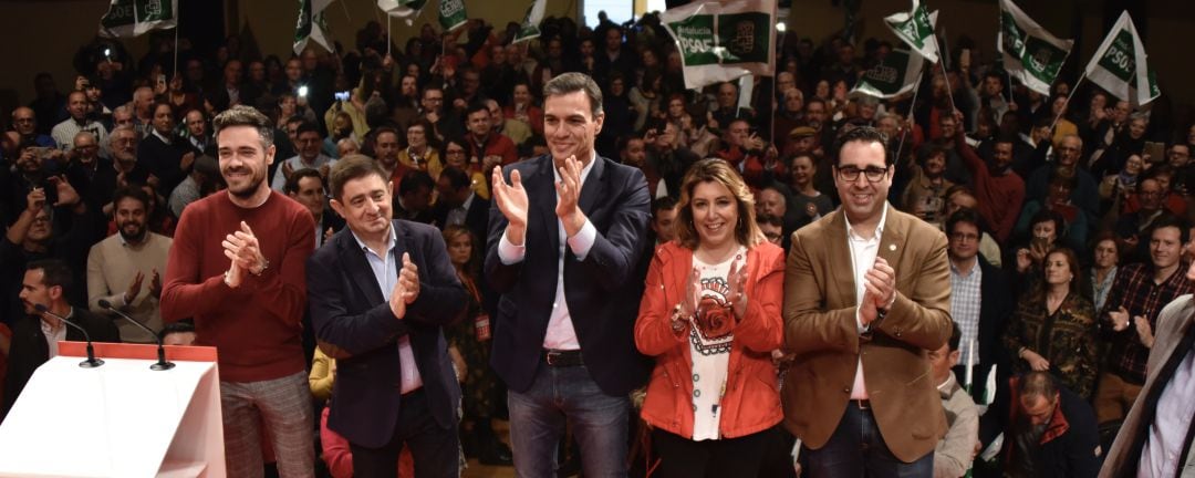 De izquierda a derecha en el escenario del Teatro Martínez Montañes: Felipe Sicilia, Francisco Reyes, Pedro Sánchez, Susana Díaz y Carlos Hinojosa.