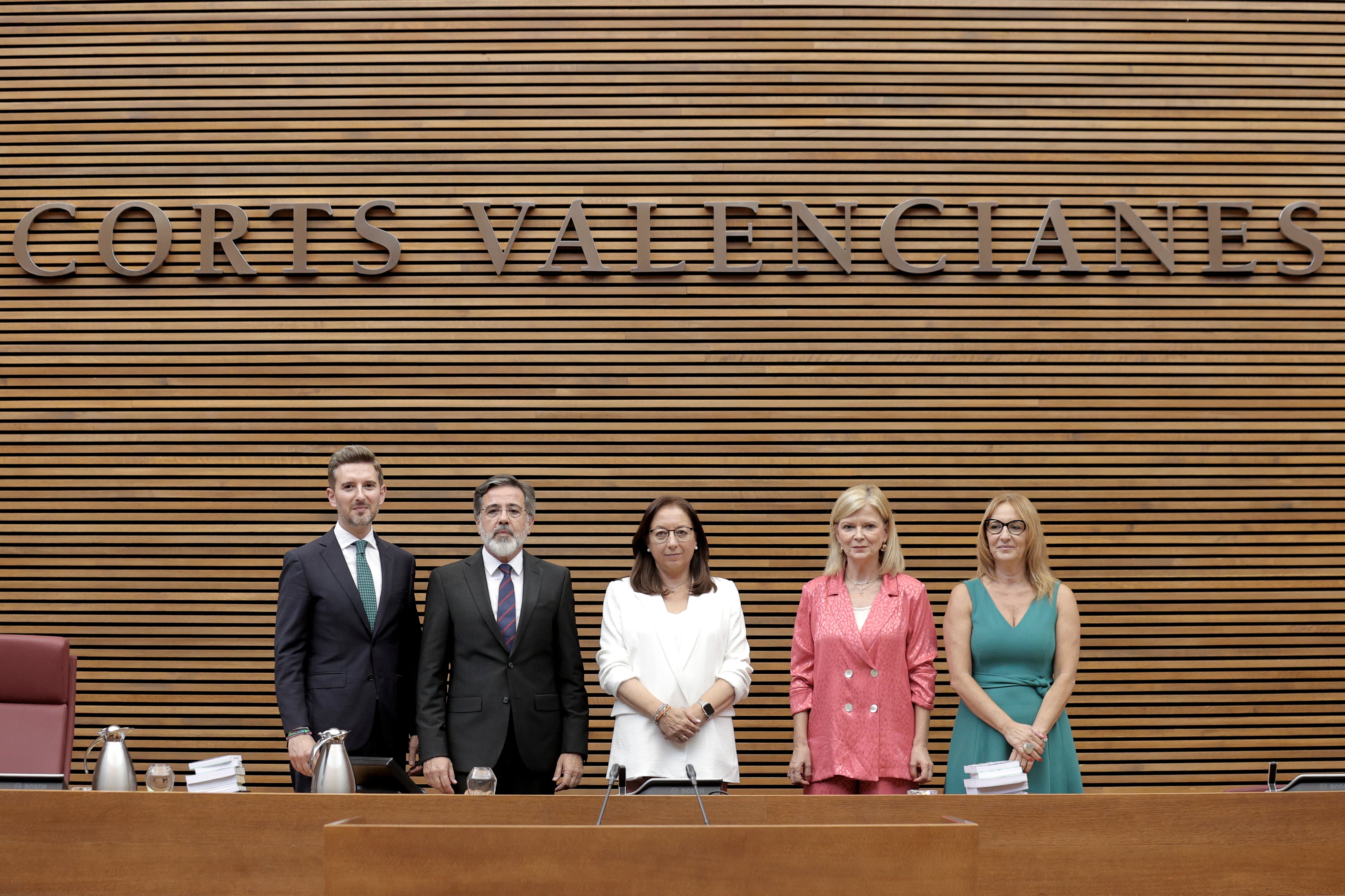 Foto de familia de la nueva Mesa de Les Corts Valencianes. De Izq a Dcha, Victor Soler (PP, secretario 1º), Alfredo Castelló (PP, vicepresidente 1º), Llanos Massó (Vox, presidenta), Gabriela Bravo (PSPV, vicepresidenta 2ª) y Maria Josep Amigó (Compromís, secretaria 2ª).EFE/ Manuel Bruque