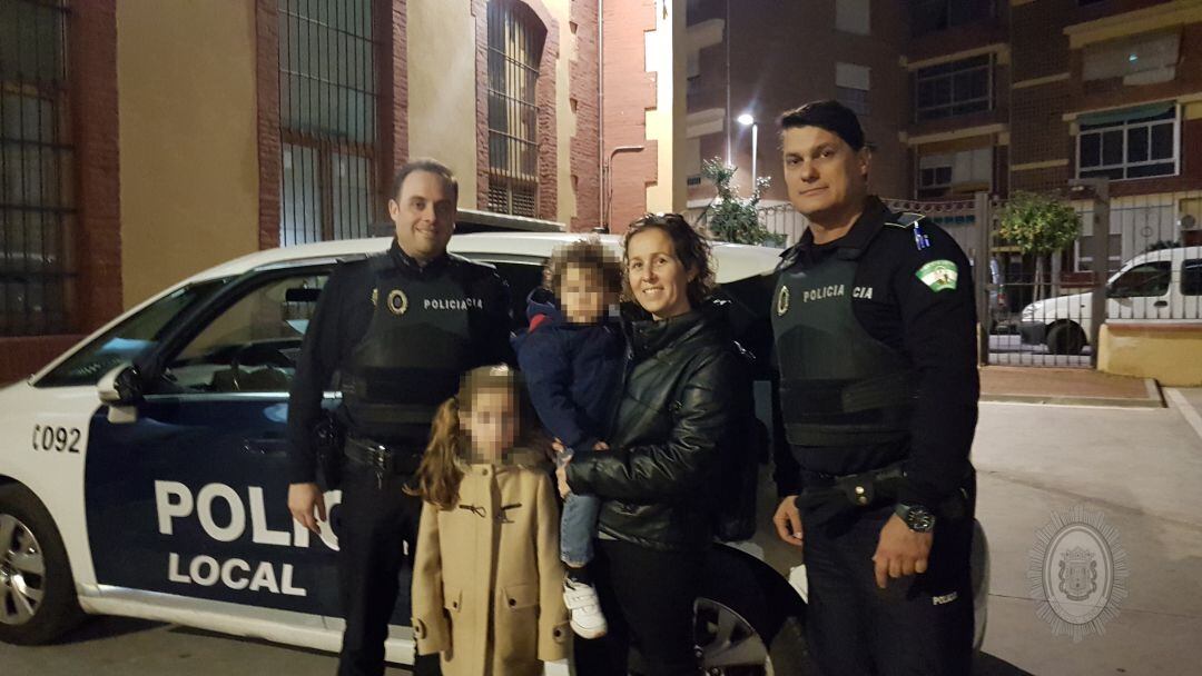 Los dos miembros de la Policia Local de Motril tras su actuación en la maniobra de Heimlich y que salvó la vida de la niña de siete años
