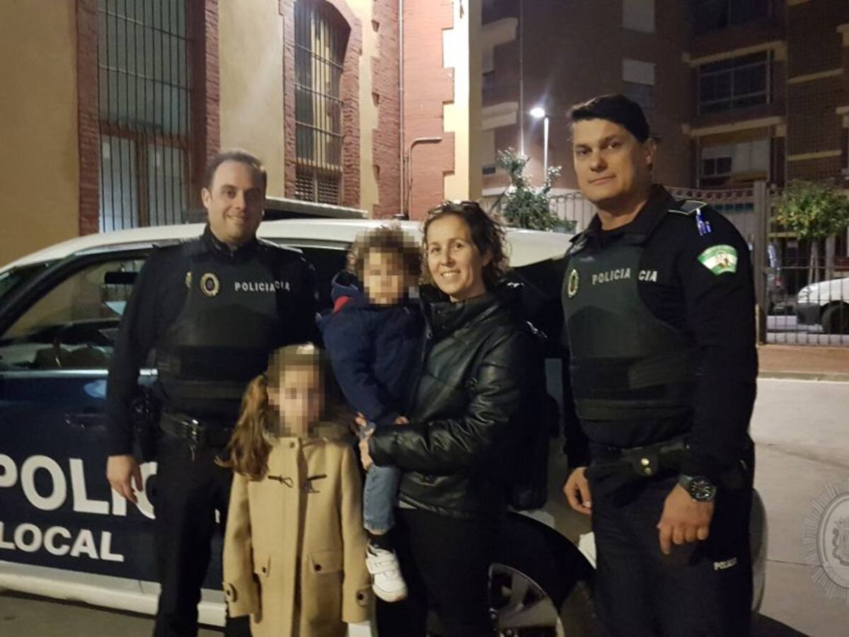 Dos Policías locales de Motril salvan la vida a una niña de siete años que se atragantó con un trozo de caramelo