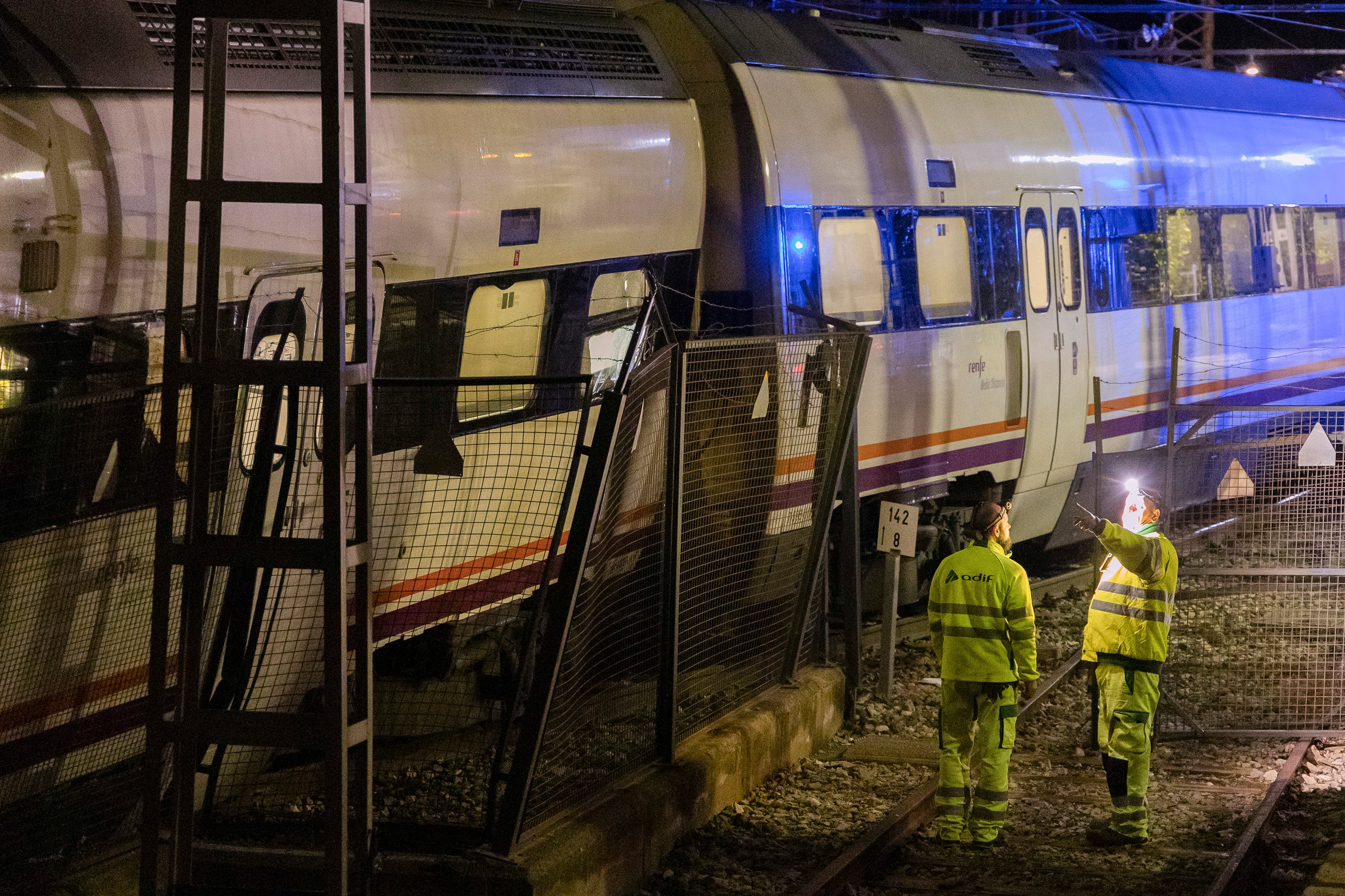 EL CHORRO (MÁLAGA), 16/12/2023.- Dos trenes de la línea de Media Distancia que une Málaga y Sevilla han colisionado lateralmente este sábado en la estación malagueña de El Chorro-Caminito del Rey sin que se hayan registrado heridos de importancia entre los cerca de 200 pasajeros que viajaban en los dos convoyes. El incidente se ha producido por causas que aún se desconocen sobre las 21:30 horas en la misma estación de El Chorro, en un momento en que había un tren parado y otro accedía en sentido contrario al apeadero. Se baraja la posibilidad de que uno de los trenes haya descarrilado parcialmente y &quot;rozado&quot; al convoy de la otra vía. EFE/Álvaro Cabrera
