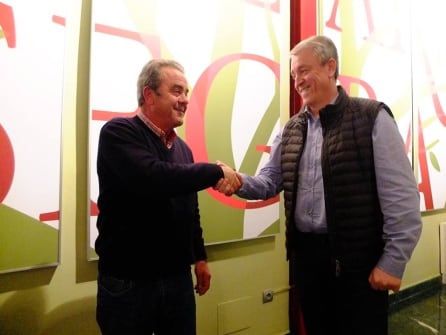 Ángel Rodríguez, presidente de Olivar de Segura y Cristóbal Gallego, presidente de Jaencoop, se estrechan la mano simbolizando la unión de ambos grupos.