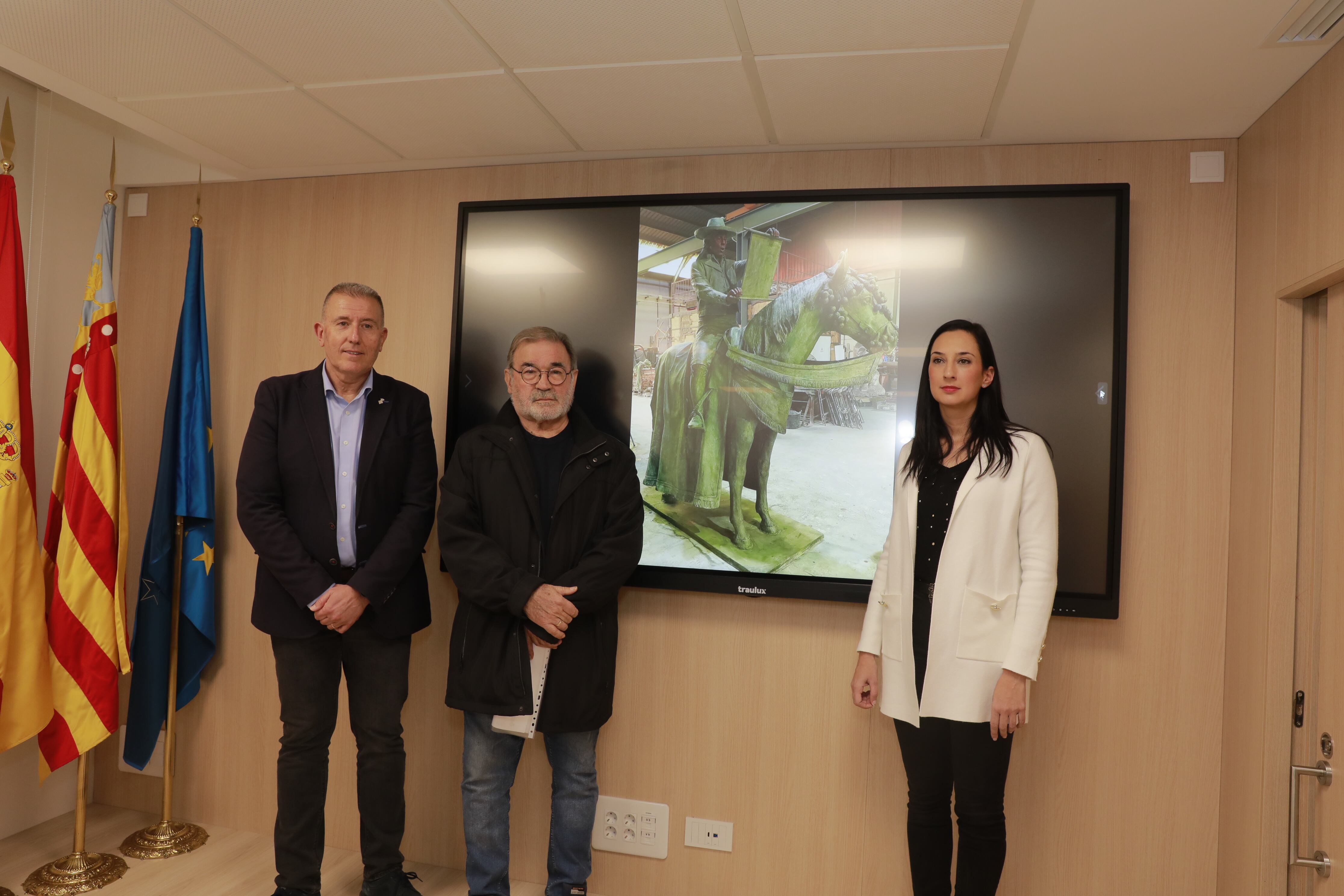 Vicent Sales, portavoz del equipo de gobierno del Ayuntamiento de Castellón y concejal de Patrimonio con una imagen de la estatua del &quot;pregoner&quot;