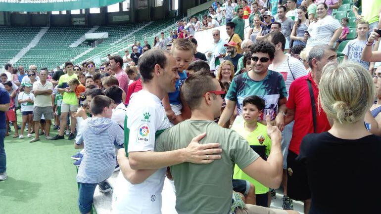 Nino rodeado de aficionados el día de su presentación con el Elche C.F.