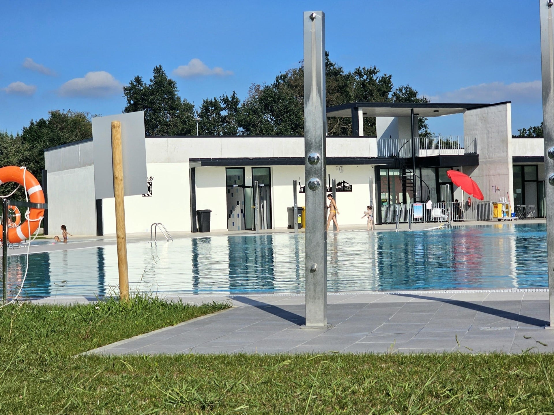 Piscina principal y edificio anexo