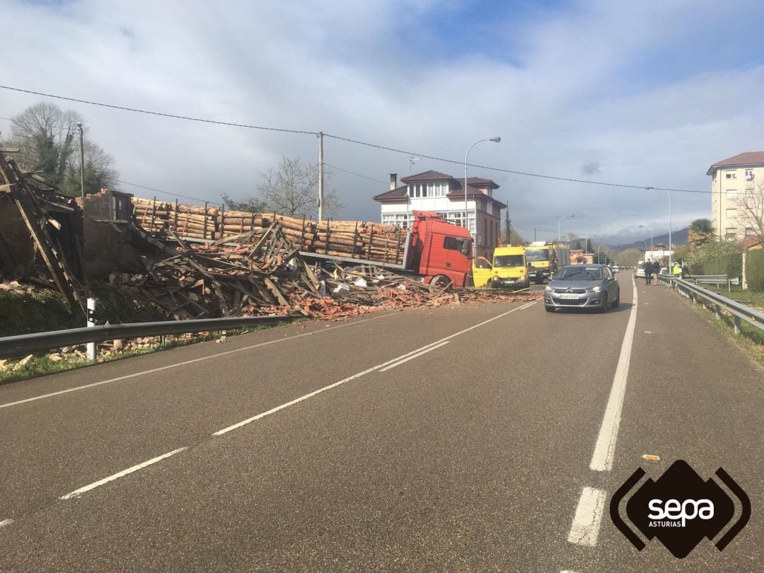 El accidente ha obligado a regular el tráfico en la carretera nacional por la caída de parte de la carga del camión en la calzada.