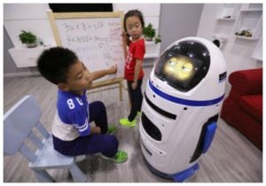 El robot infantil junto a dos niños.