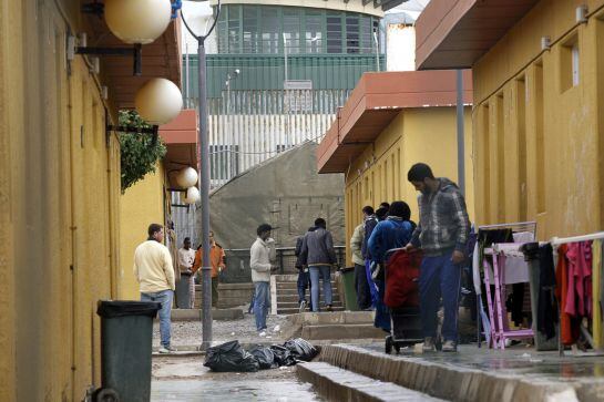 Varios inmigrantes en el Centro de Estancia Temporal (CETI) de Melilla