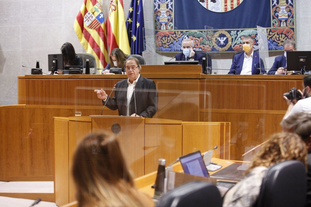 El consejero de Hacienda, Carlos Pérez Anadón, durante su intervención en las Cortes de Aragón