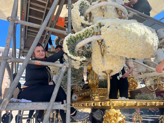 Clavel blanco, rosas y paniculata dan forma a una de las imágenes más reconocibles del Martes Santo