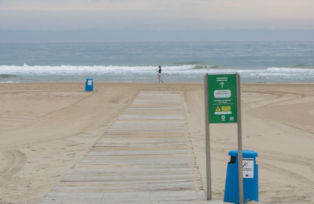 Nueva cartelería en la playa de Gandia
