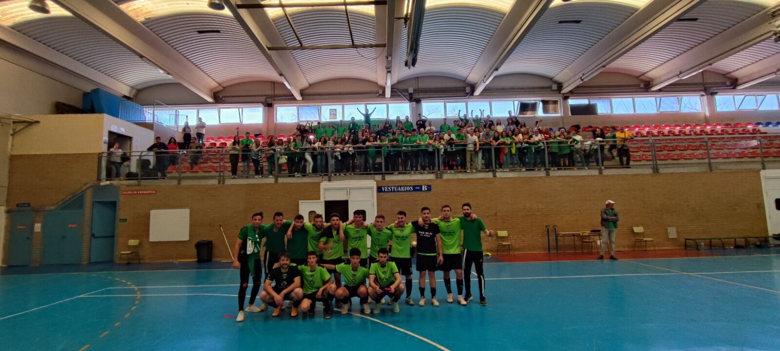 Els jugadors del C.E. Pobla del Duc amb l'afició darrere en l'últim partit a València