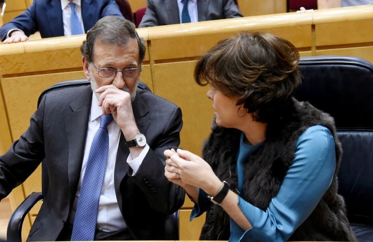 El presidente del gobierno Mariano Rajoy y la vicepresidenta Soraya Sáez de Santamaría