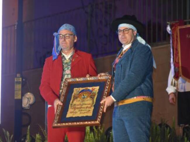 Entrega del pergamino acreditativo de pregonero.