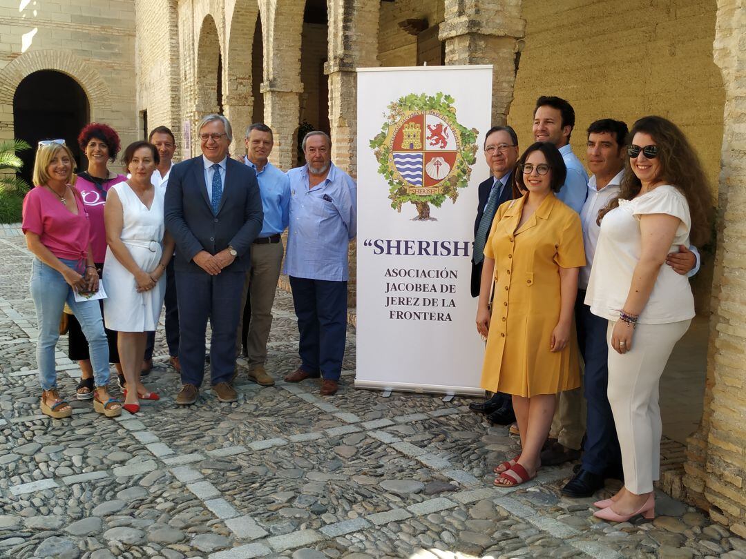 Miembros de la Asociación Jacobea &quot;Sherish&quot; junto a representantes municipales