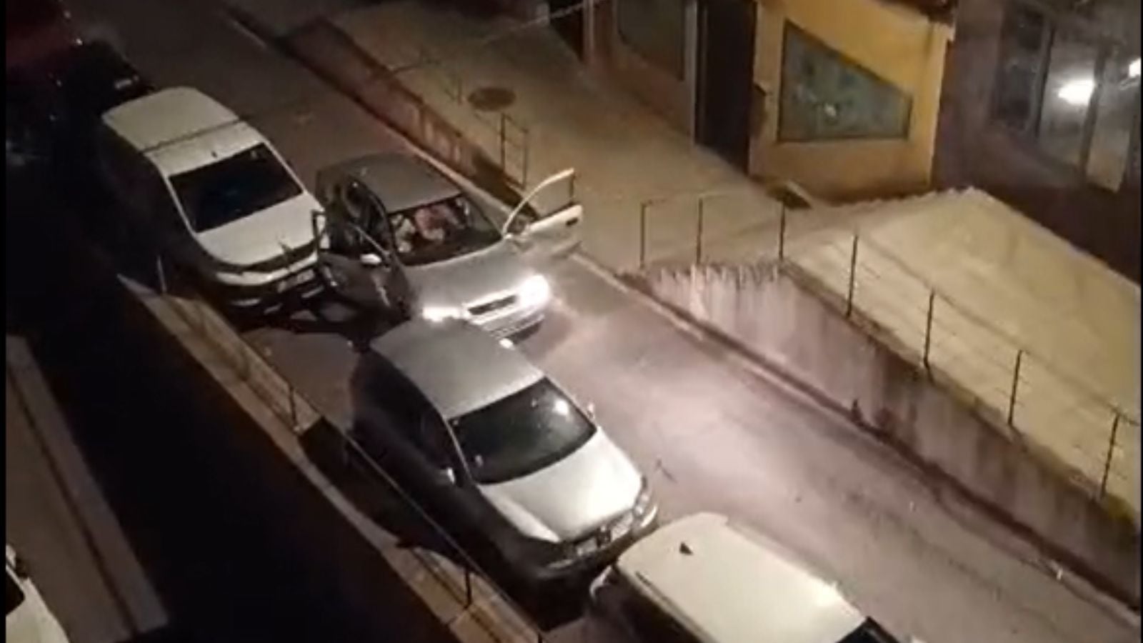 Fotograma del vídeo que capta el momento en el que un conductor provoca daños en hasta ocho vehículos en el barrio de Santa Bárbara (Toledo)