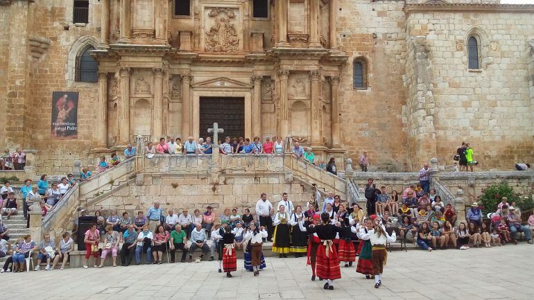 Las personas mayores han disfrutado de las jotas del Grupo de Danzas &quot;El Puerro&quot; de Gumiel de Izán