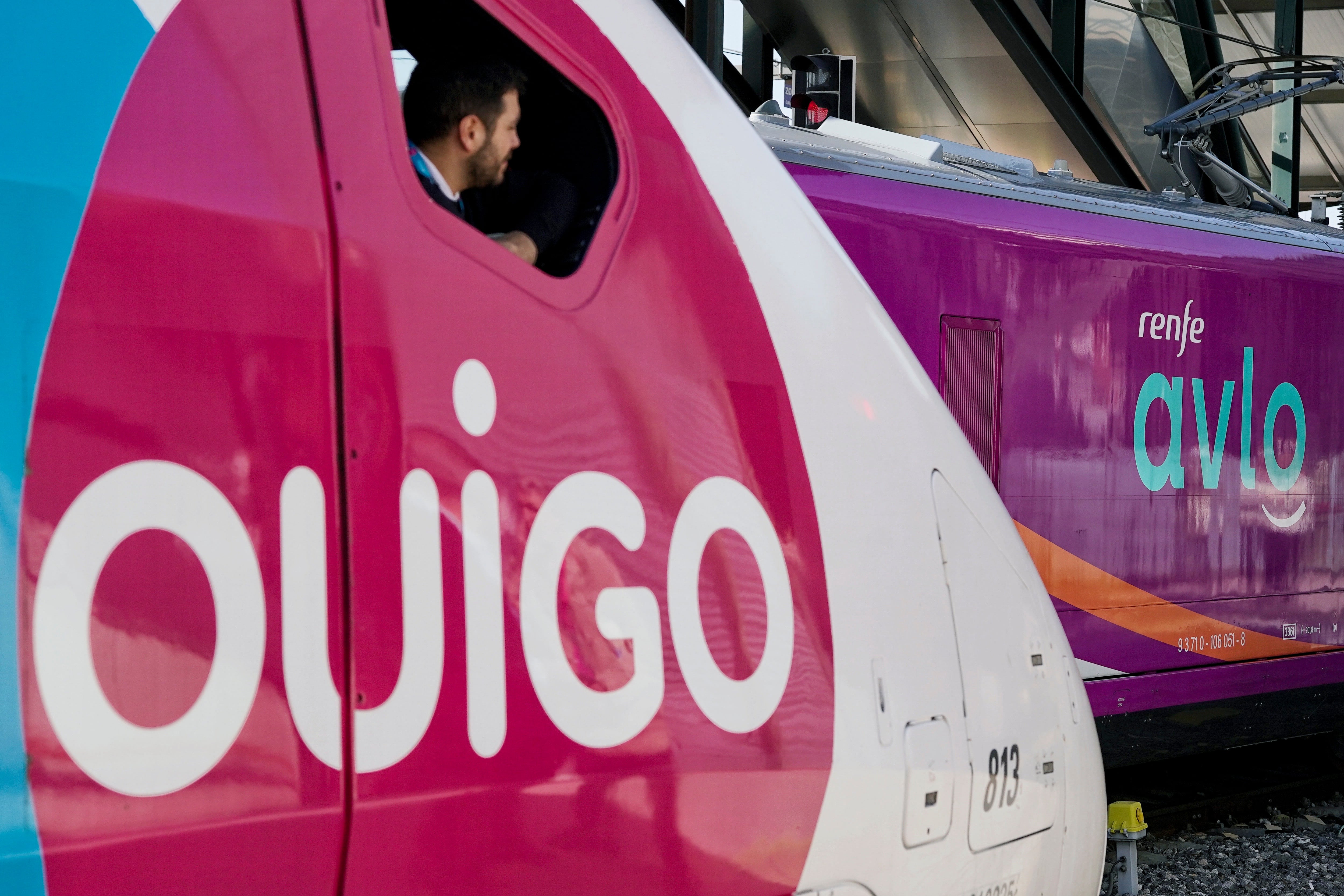 VALLADOLID, 19/03/2024.- Un maquinista de la compañía de tren de alta velocidad OUIGO , observa desde la cabina un tren de la compañía de bajo coste Avlo de Renfe , en la estación de Valladolid, en el día en el que se h presentado la nueva ruta Valladolid-Segovia-Madrid.EFE/Nacho Gallego
