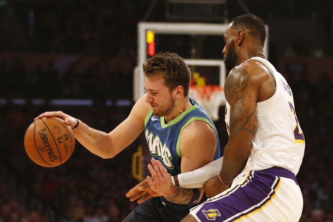 Lebron James y Luka Doncic, durante el partido. 