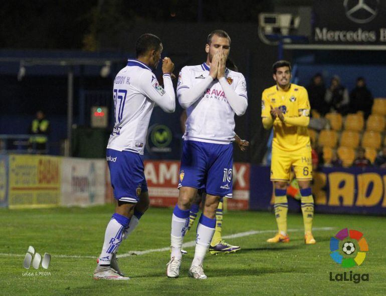 Hinestroza y Ortuño se lamentan tras una jugada de ataque del Real Zaragoza en el campo de Santo Domingo