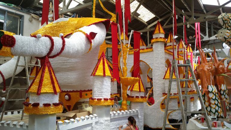 Carroza del Coso Blanco, en proceso de construcción.