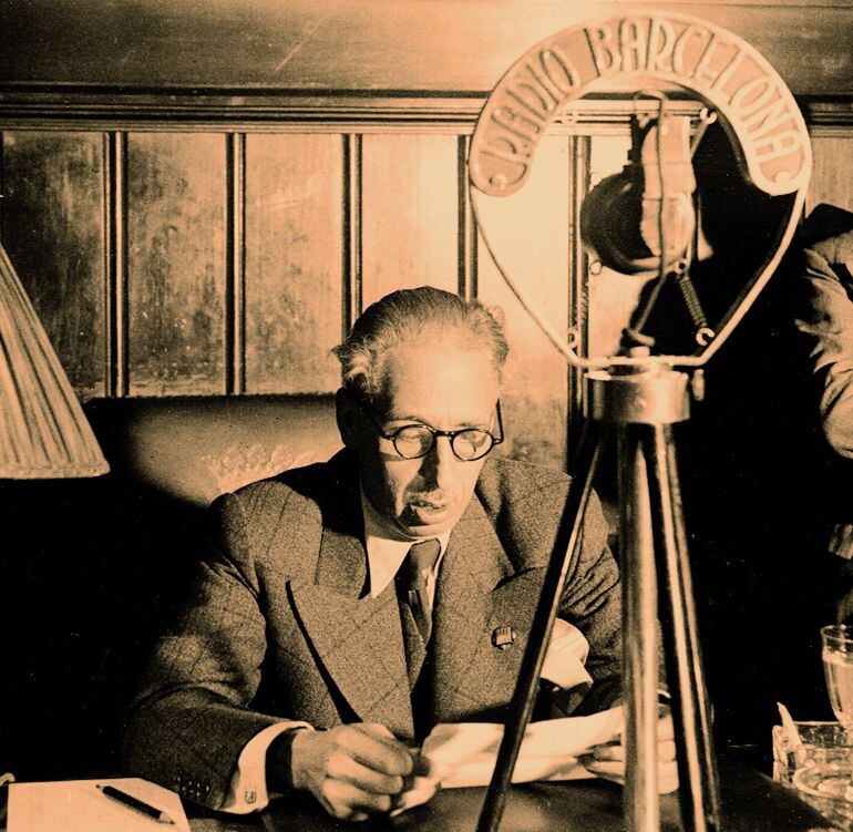 Lluís Companys davant el micròfon de Ràdio Barcelona al seu despatx de la Generalitat