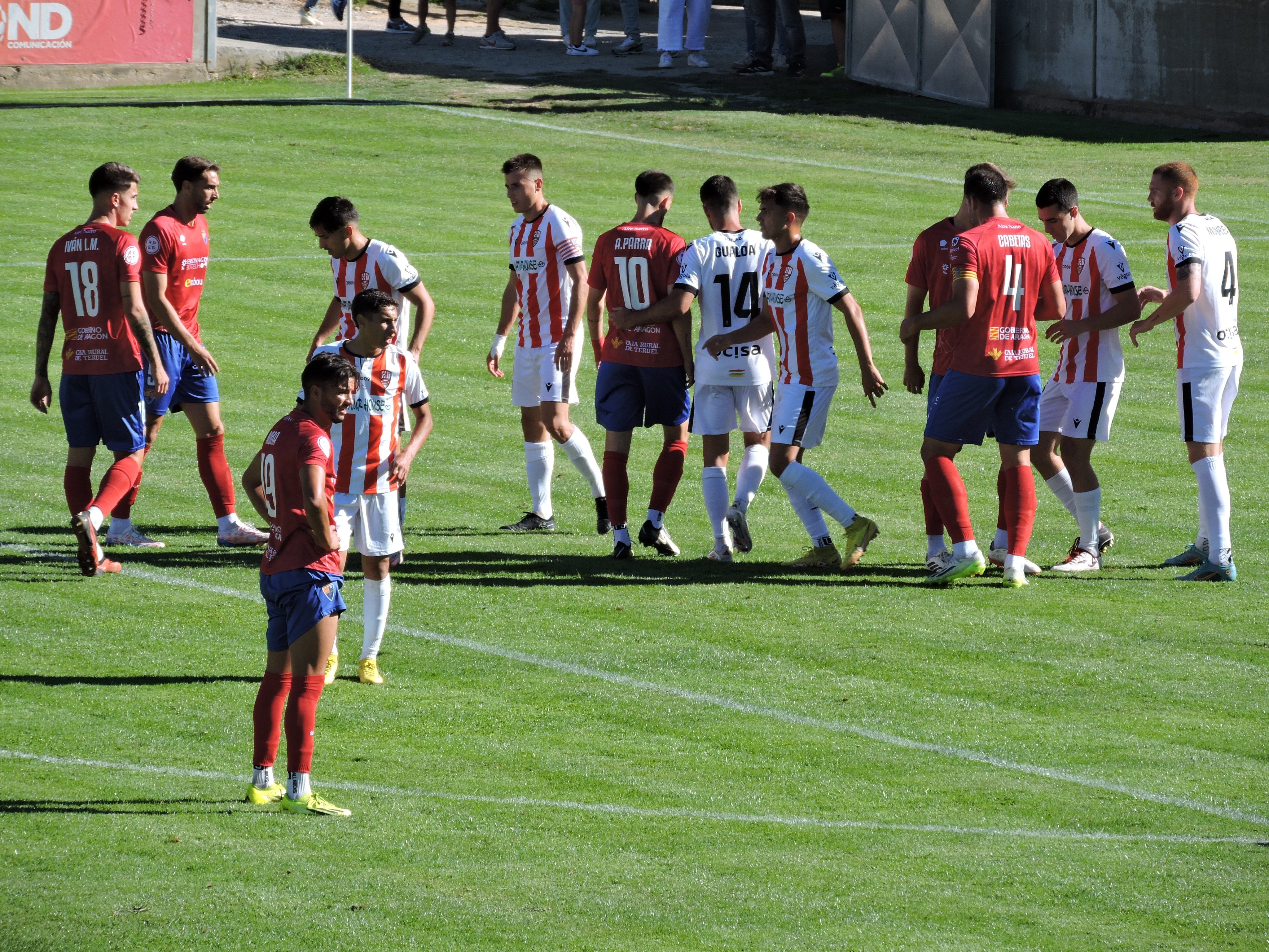 Hasta siete jugadores blanquirrojos defienden una acción a balón parado / UD Logroñés