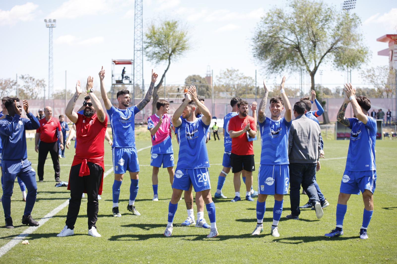 Jugadores del Xerez CD agradeciendo el apoyo de los aficionados al término del partido en Sevilla