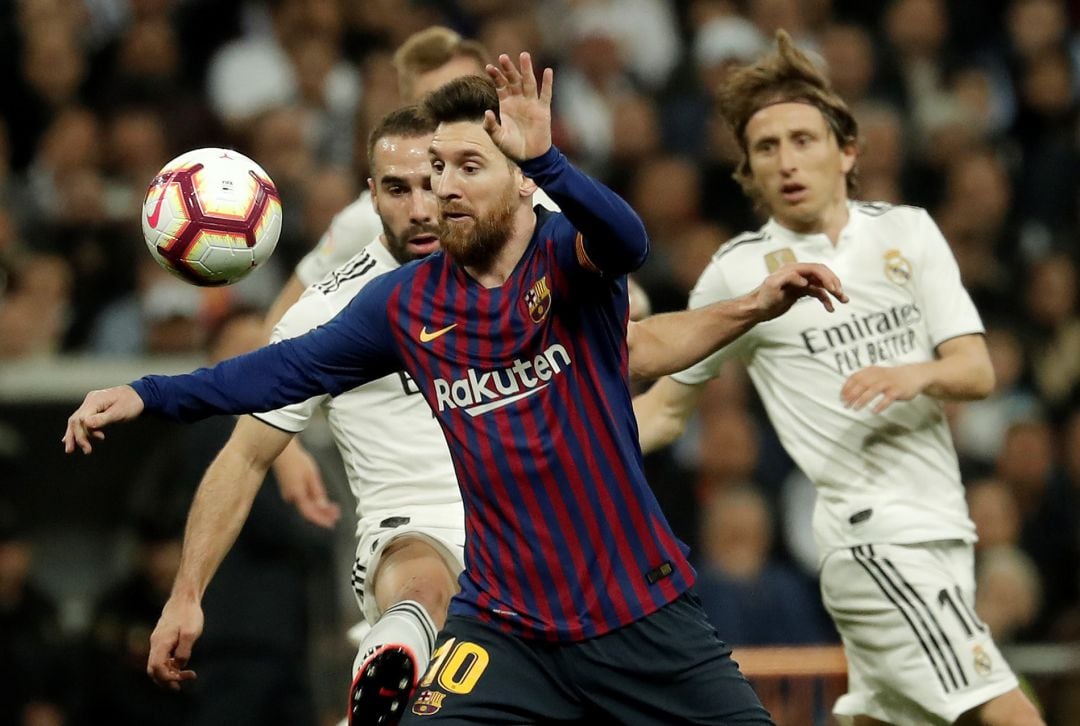 Carvajal, Messi y Modric, en un Clásico entre el Barcelona y el Real Madrid.