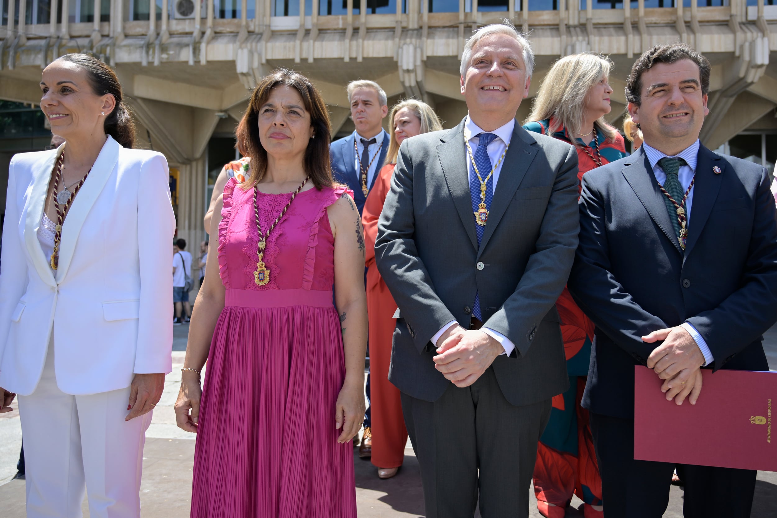 CIUDAD REAL (CASTILLA-LA MANCHA), 17/06/2023.- Pleno de constitución del Ayuntamiento de Ciudad Real tras las elecciones municipales del 28 de mayo, en la que ha resultado elegido alcalde el candidato del PP, Francisco Cañizares (2d), con el apoyo de Vox. En la imagen junto al resto de candidatos, Eva Masías por Ciudadanos y alcaldesa saliente (i), Pilar Zamora por Psoe y Ricardo Chamorro por Vox (d). EFE/Jesús Monroy
