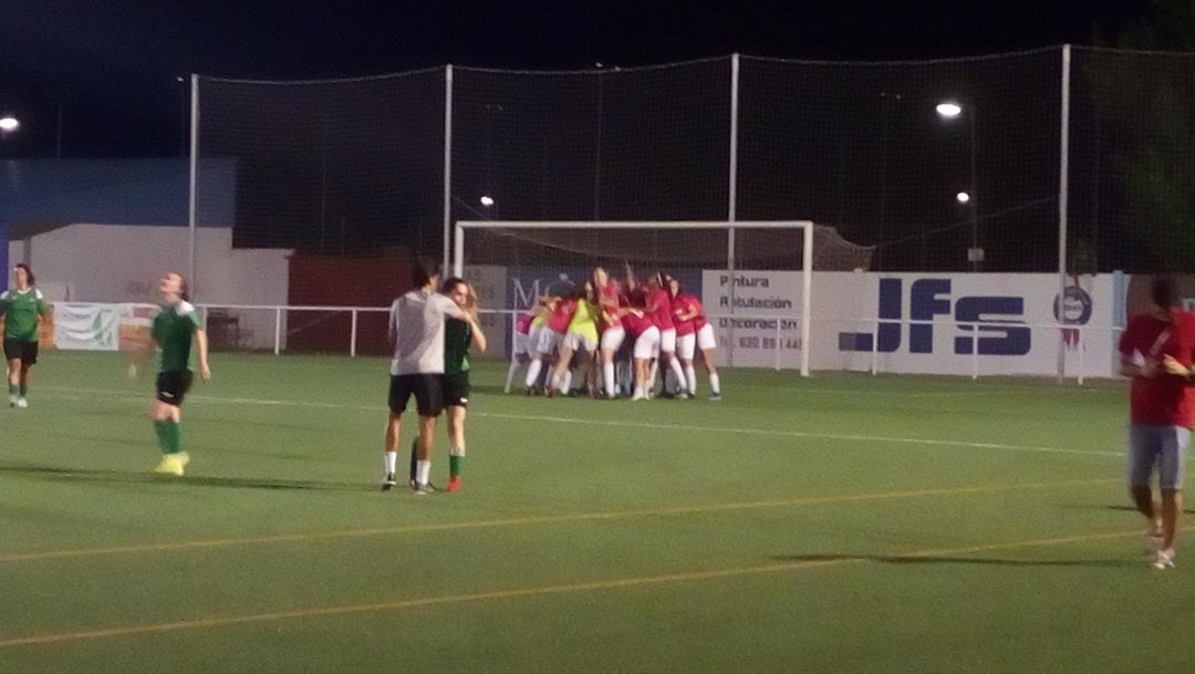 Jugadoras del Fuensalida celebran el triunfo 