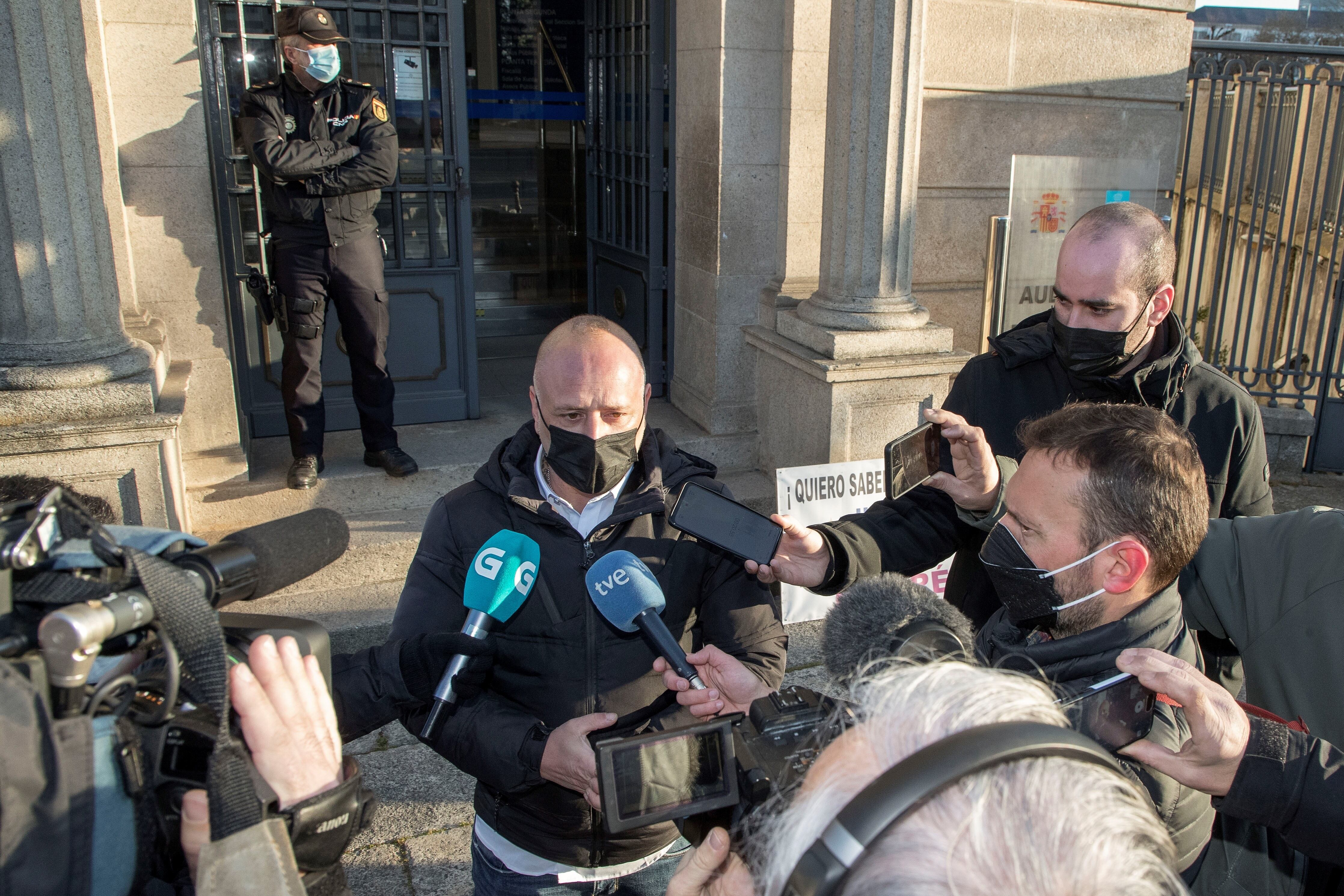 José Manuel Leal, padre de Desirée, atendiendo a los medios a las puertas de la Audiencia Provincial de Lugo el pasado mes de febrero