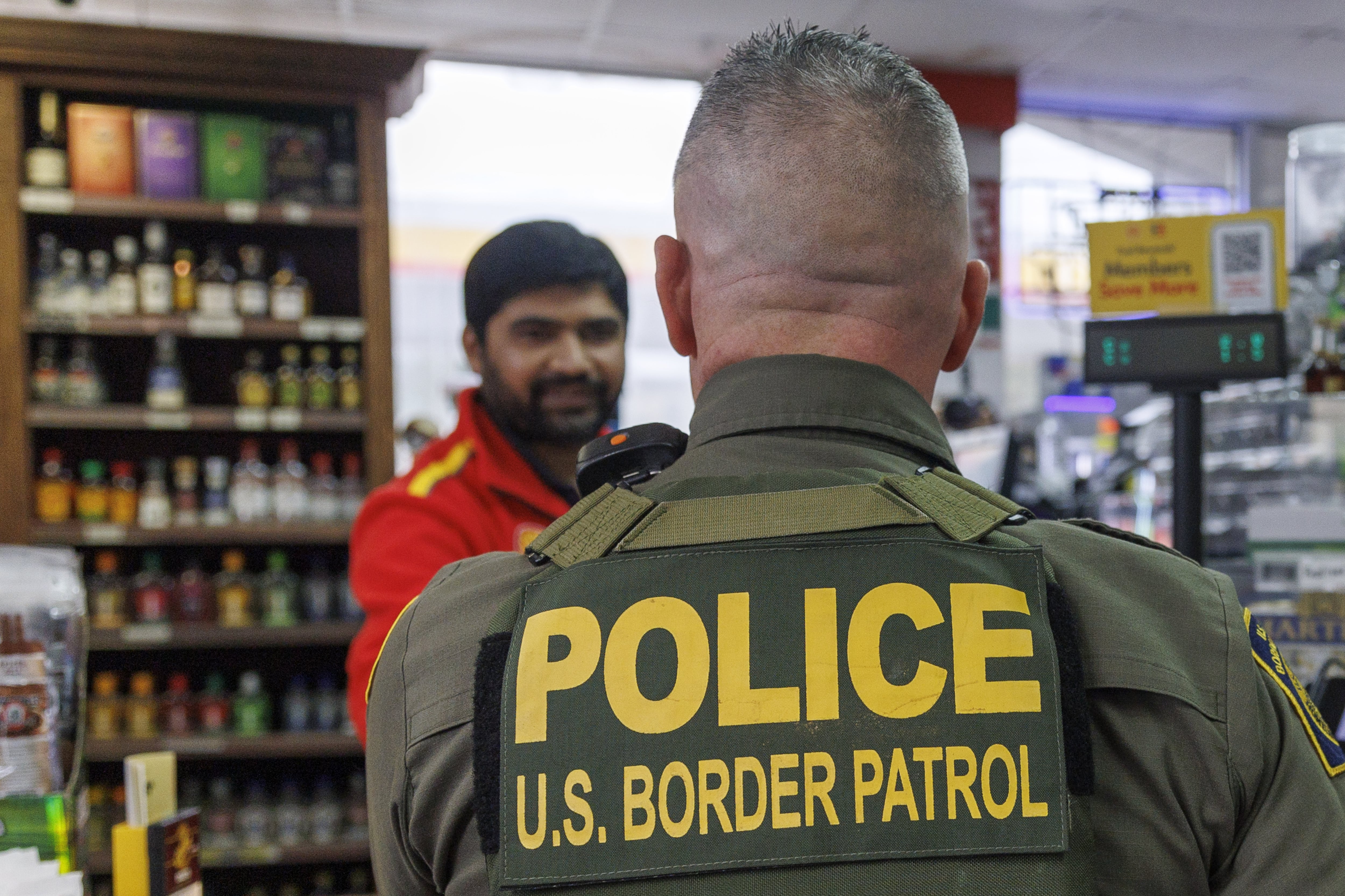 Un comandante de la patrulla fronteriza de Estados Unidos este mes en una tienda de Nueva Orleans