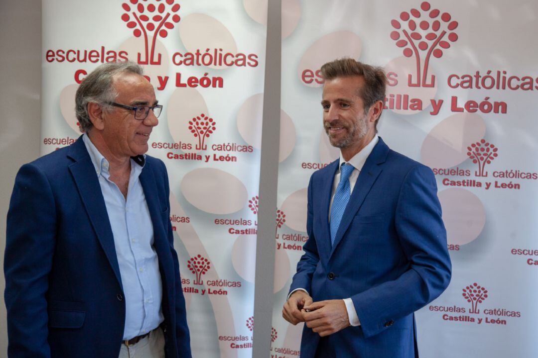 El presidente de la delegación de Segovia de Escuelas Católicas Castilla y León, José Luis Marijuán (i) junto a Leandro Roldán Maza, secretario autonómico de Escuelas Católicas Castilla y León