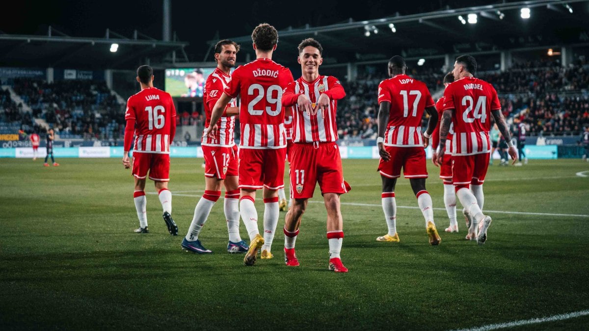 La estrella Sergio Arribas celebra su gol número 18 el viernes por la noche en El Alcoraz ante el Huesca.