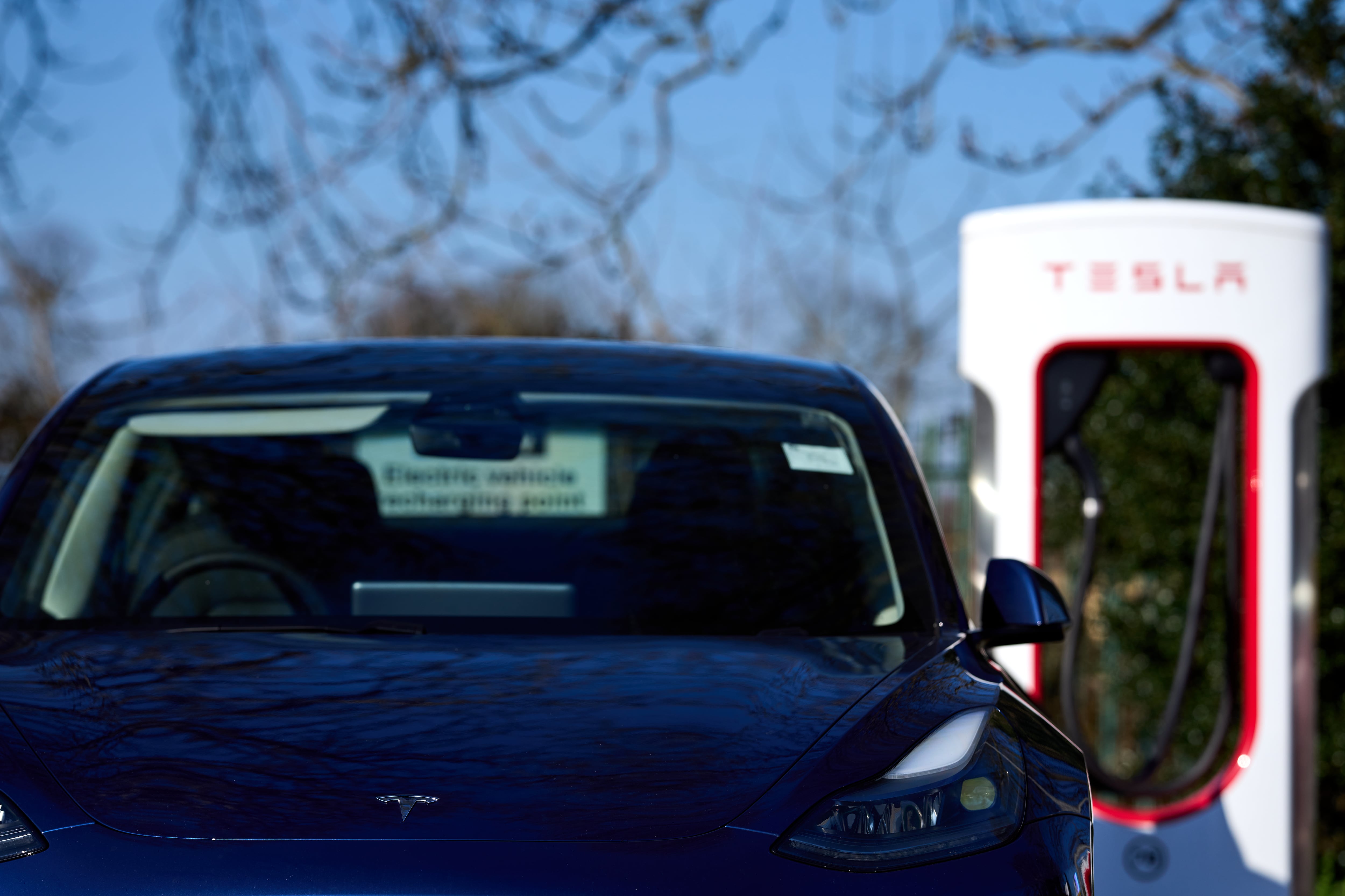 Un vehículo de Tesla utiliza un supercargador.