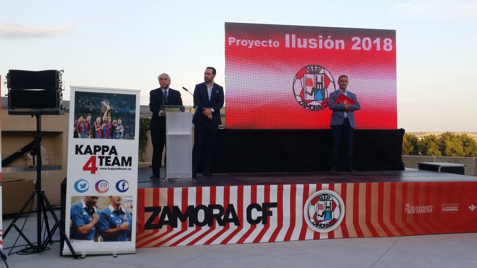 Victor de Aldama -a la derecha- durante su intervención en la presentación del Zamora CF